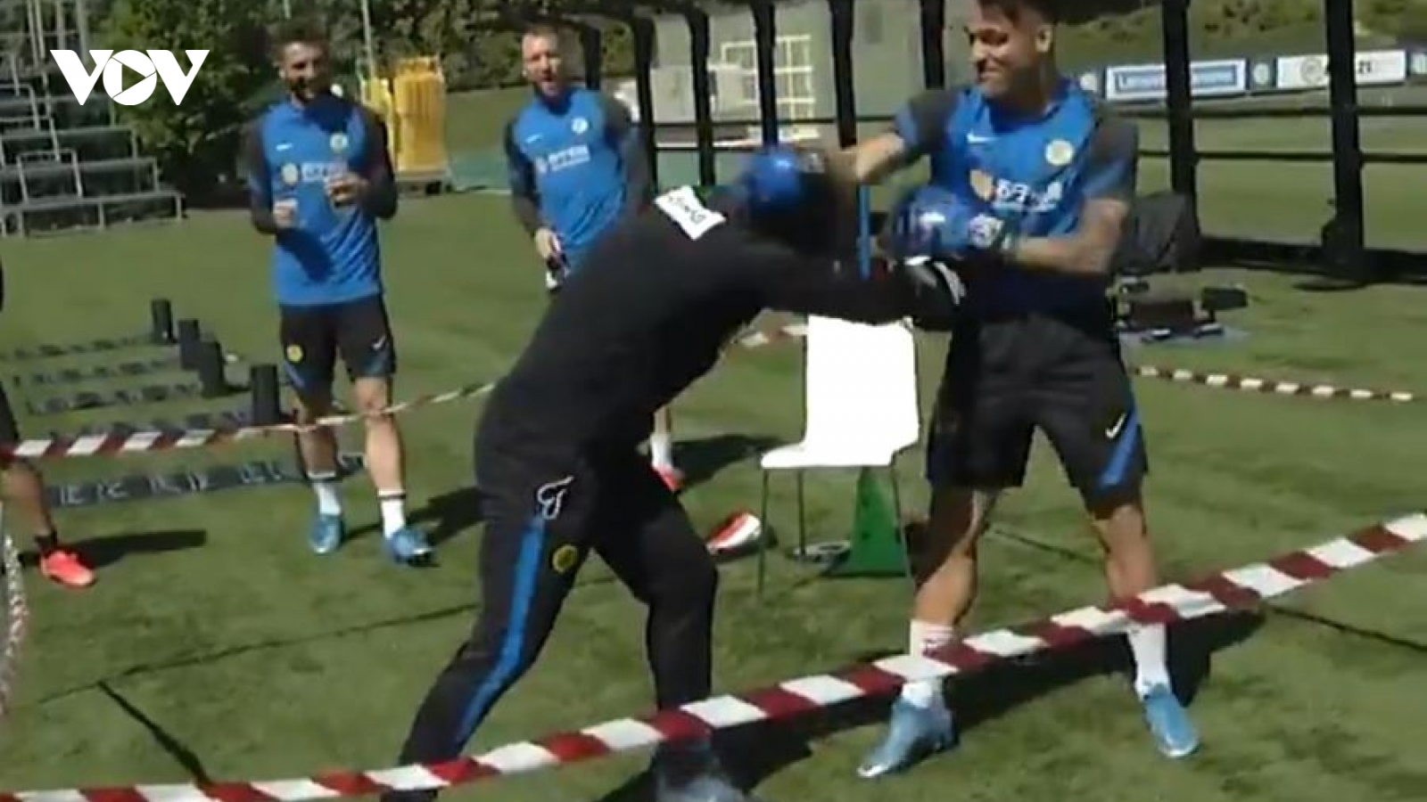 Antonio Conte và Lautaro Martinez đấu boxing để giải quyết mâu thuẫn