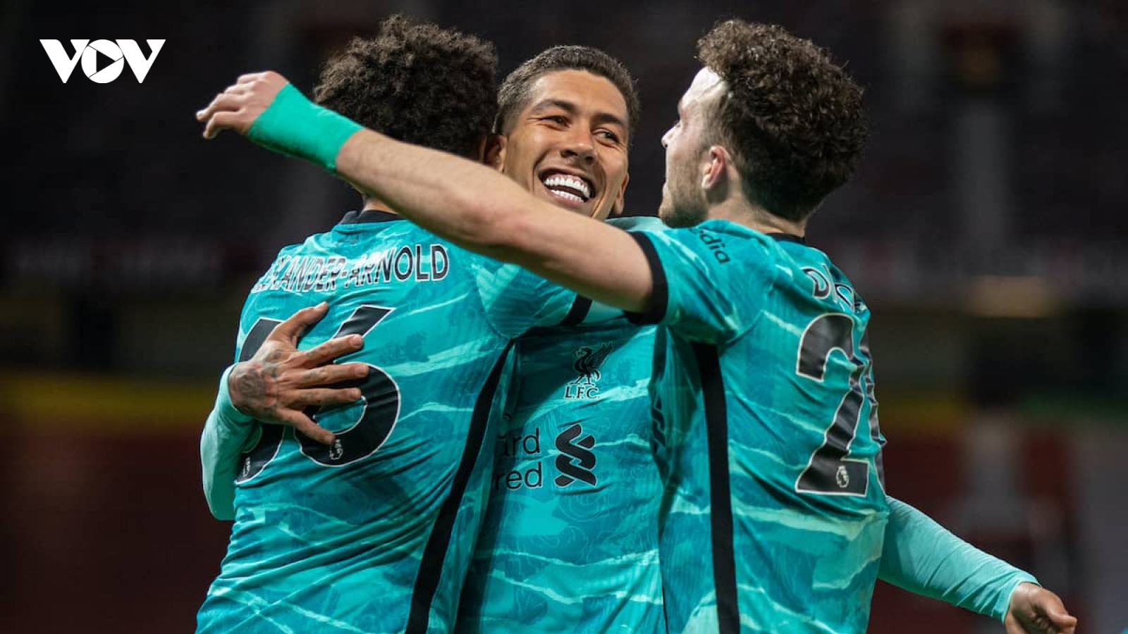 Ngược dòng hạ MU, Liverpool níu giữ hy vọng dự Champions League