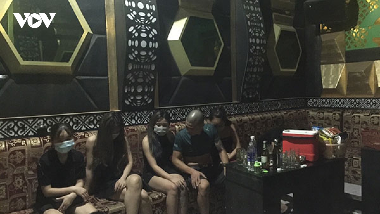 Bắt quả tang 8 đối tượng "bay lắc" trong quán karaoke giữa mùa dịch