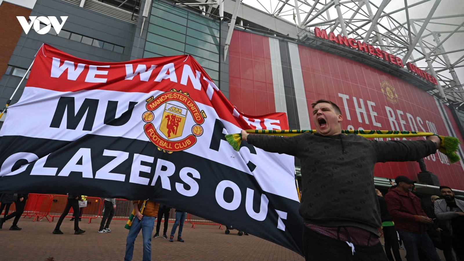 CĐV MU biểu tình làm loạn Old Trafford: "Đây mới là điểm khởi đầu"