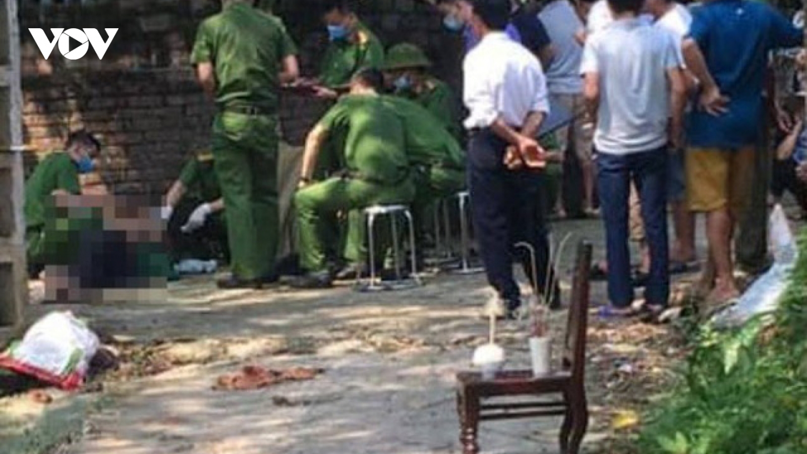 Con trai ngáo đá dùng dao uy hiếp bố mẹ, đánh đập 2 con