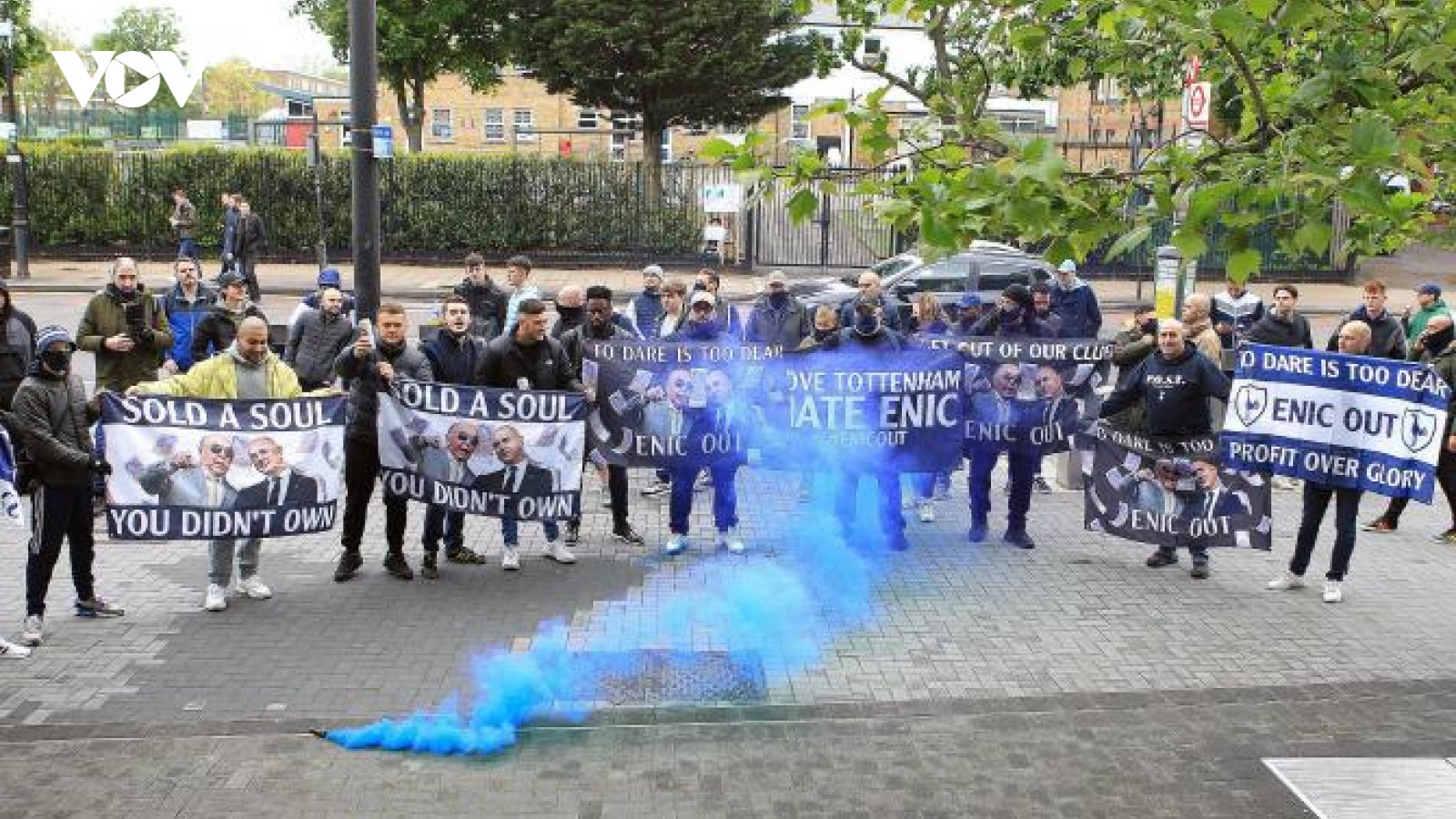 CLB Tottenham "lo sốt vó" khi CĐV làm loạn trước vòng 37 Ngoại hạng Anh