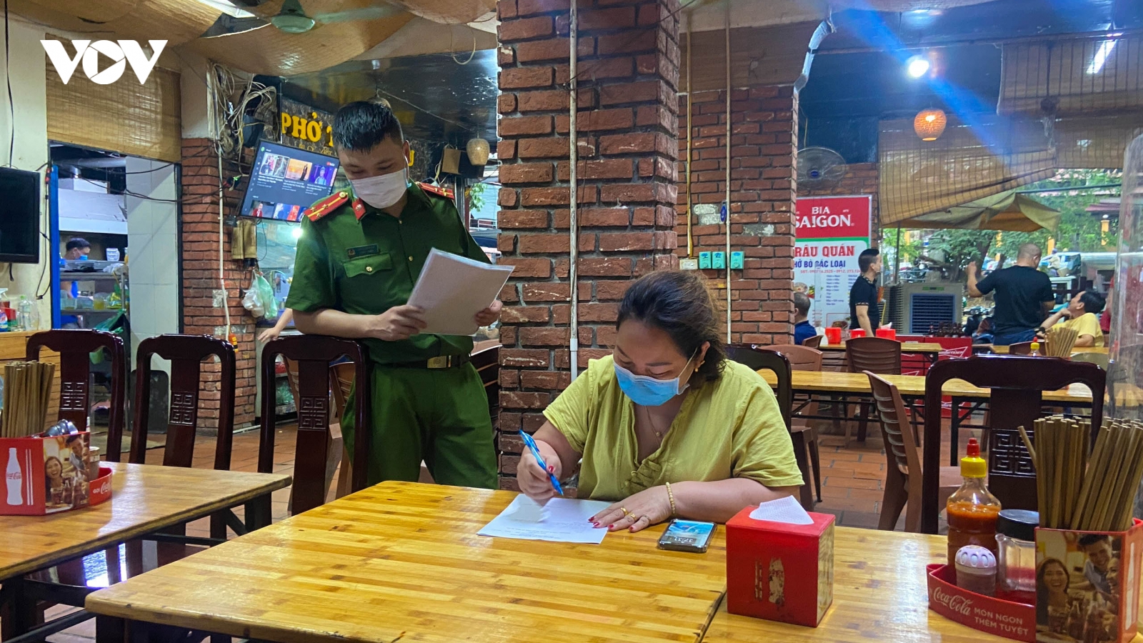 Các quán bia ở Hà Nội tuân thủ quy định phòng dịch Covid-19