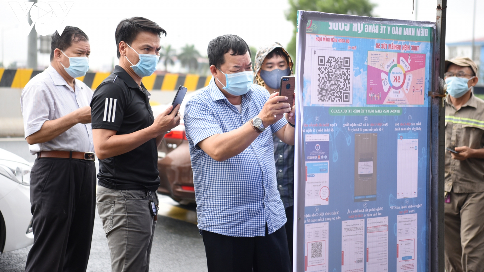QR Code giúp người dân nhanh chóng qua chốt kiểm soát Covid-19