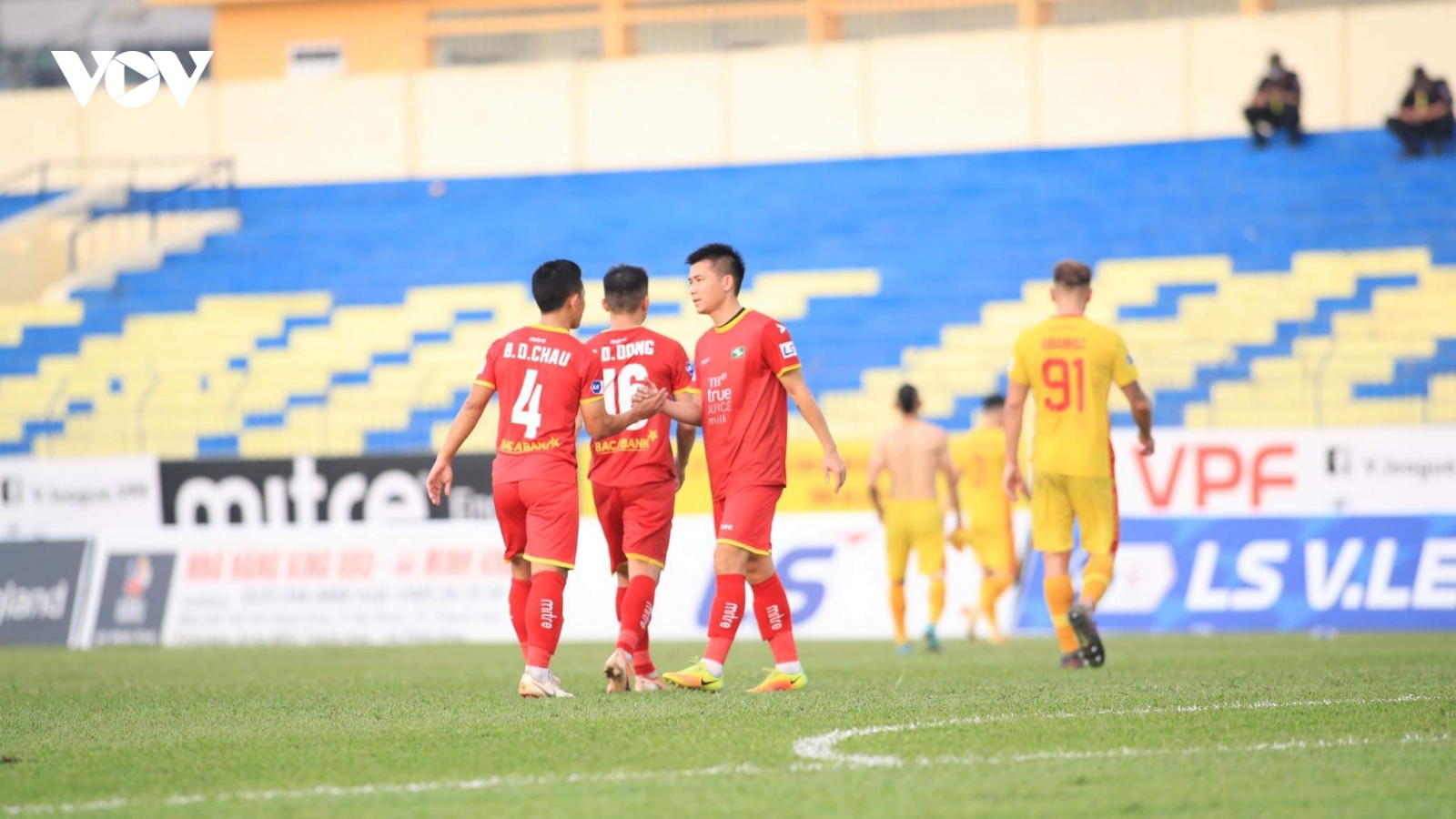 Trận SLNA - Hà Nội FC có nguy cơ bị hoãn vì Covid-19 