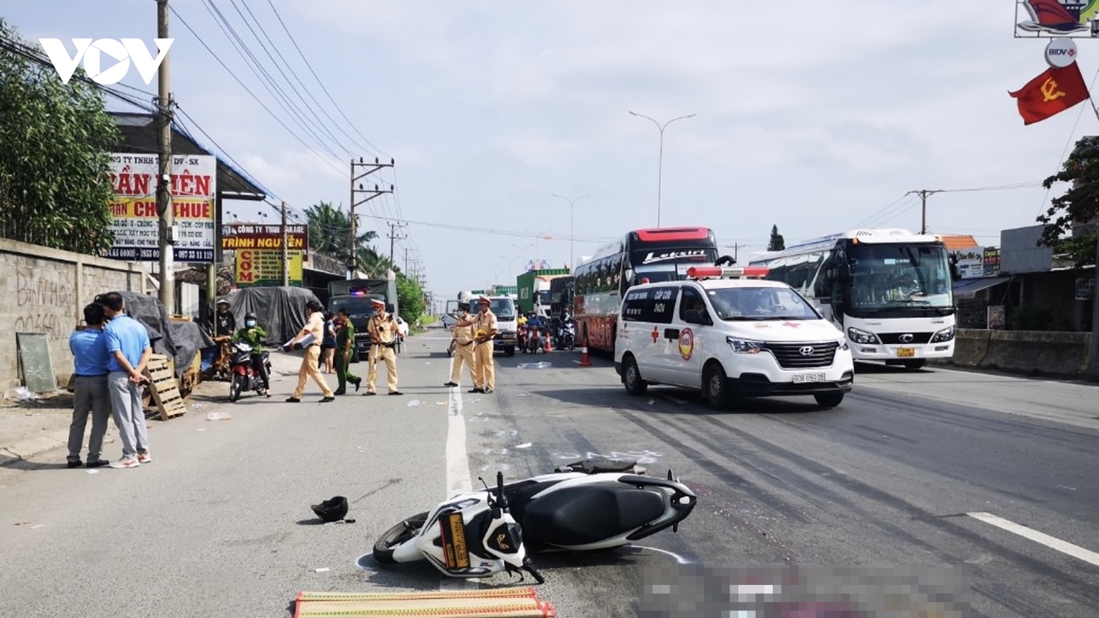 Nam thanh niên tự ngã xuống đường, bị xe khách cán tử vong