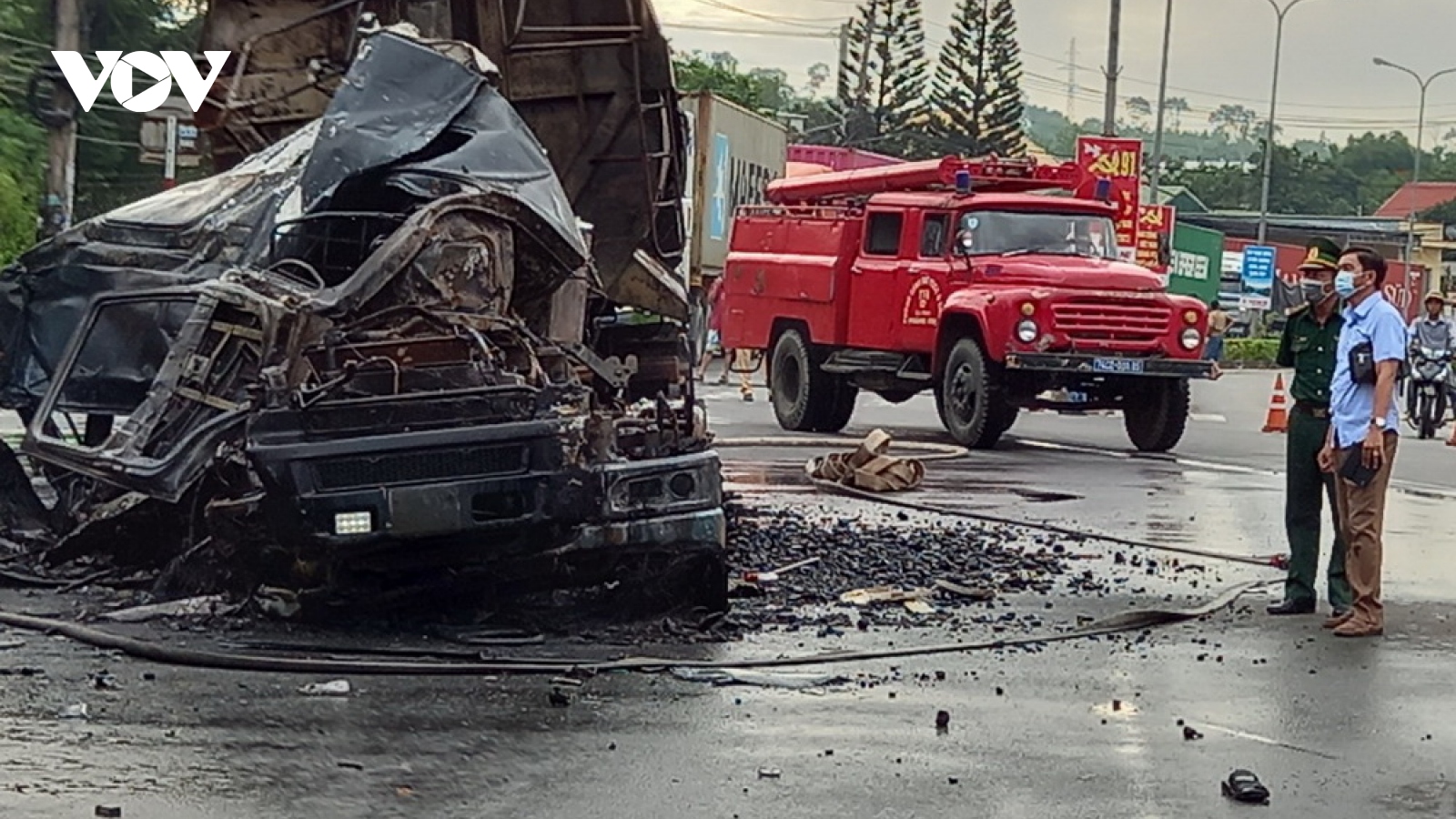 Tai nạn giữa xe đầu kéo và xe container, cả 2 xe bốc cháy