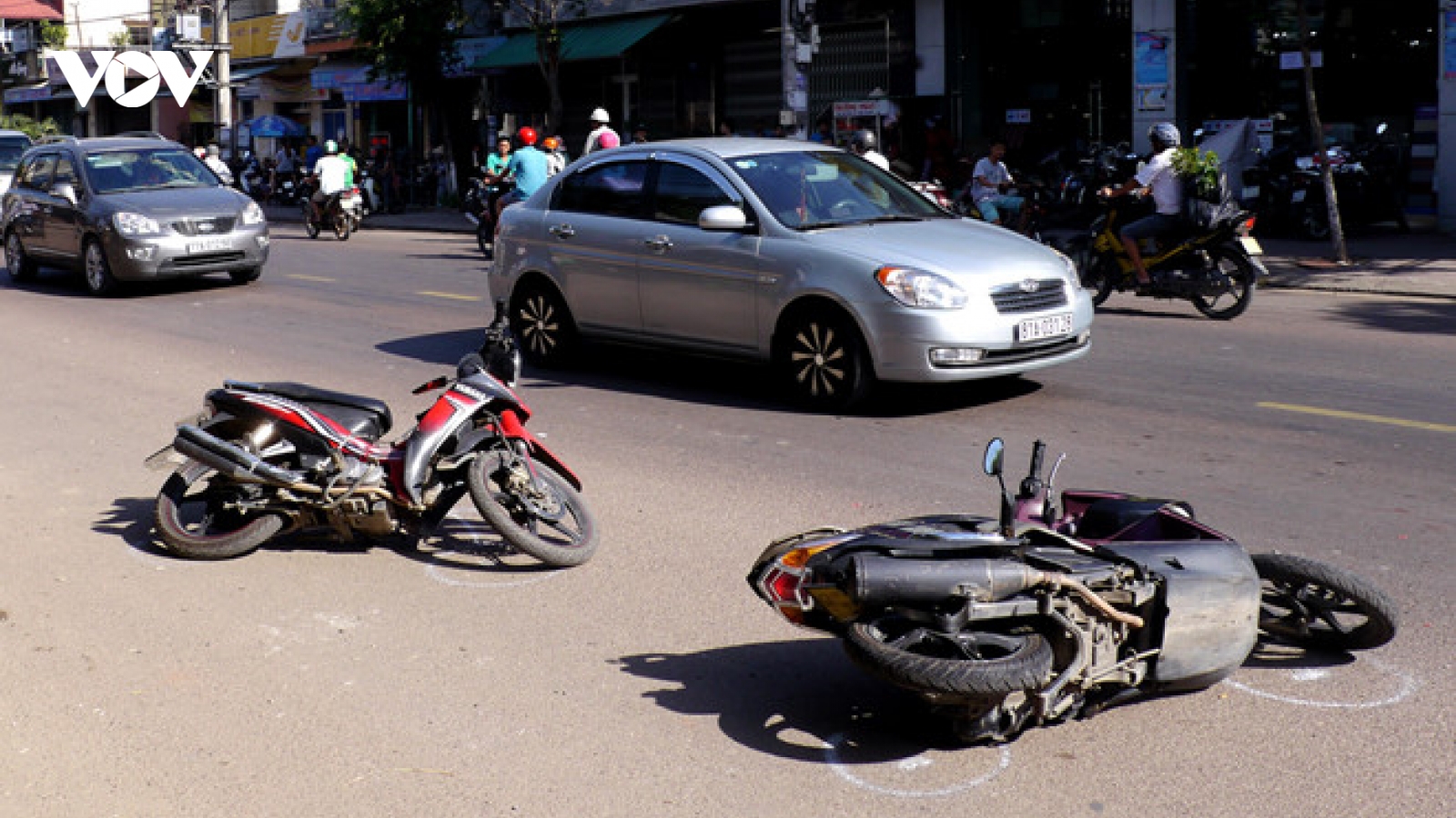 Xe máy mất lái va vào cột điện, 2 cô gái trẻ tử vong