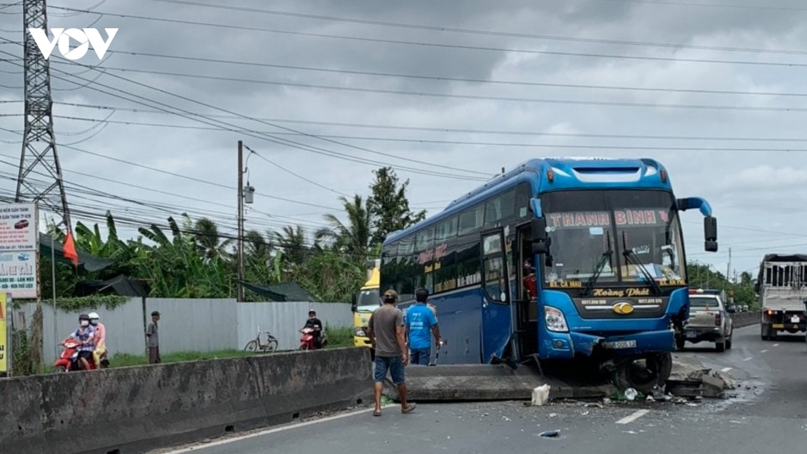 Xe khách húc vỡ dải phân cách khiến giao thông ùn tắc hơn 3km