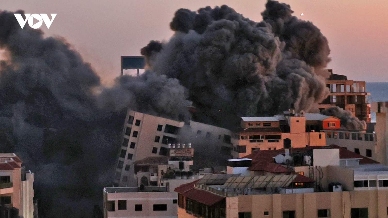Ảnh: Khung cảnh hoang tàn sau hàng loạt cuộc không kích trả đũa của Israel ở dải Gaza