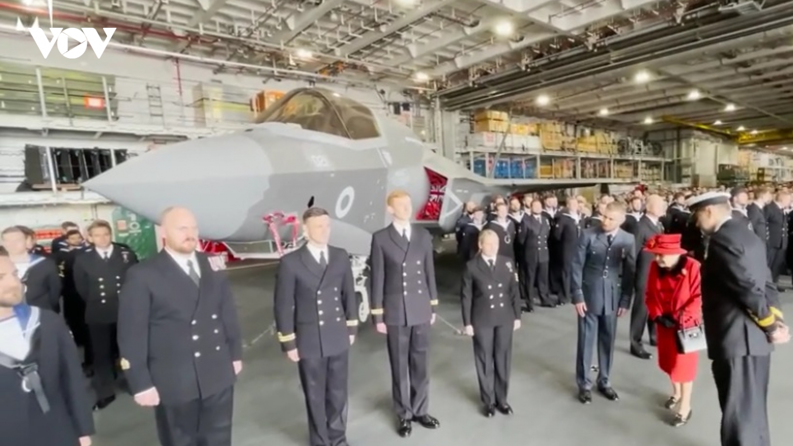 Cận cảnh bên trong tàu sân bay hiện đại HMS Queen Elizabeth mà Nữ hoàng Anh vừa bước lên