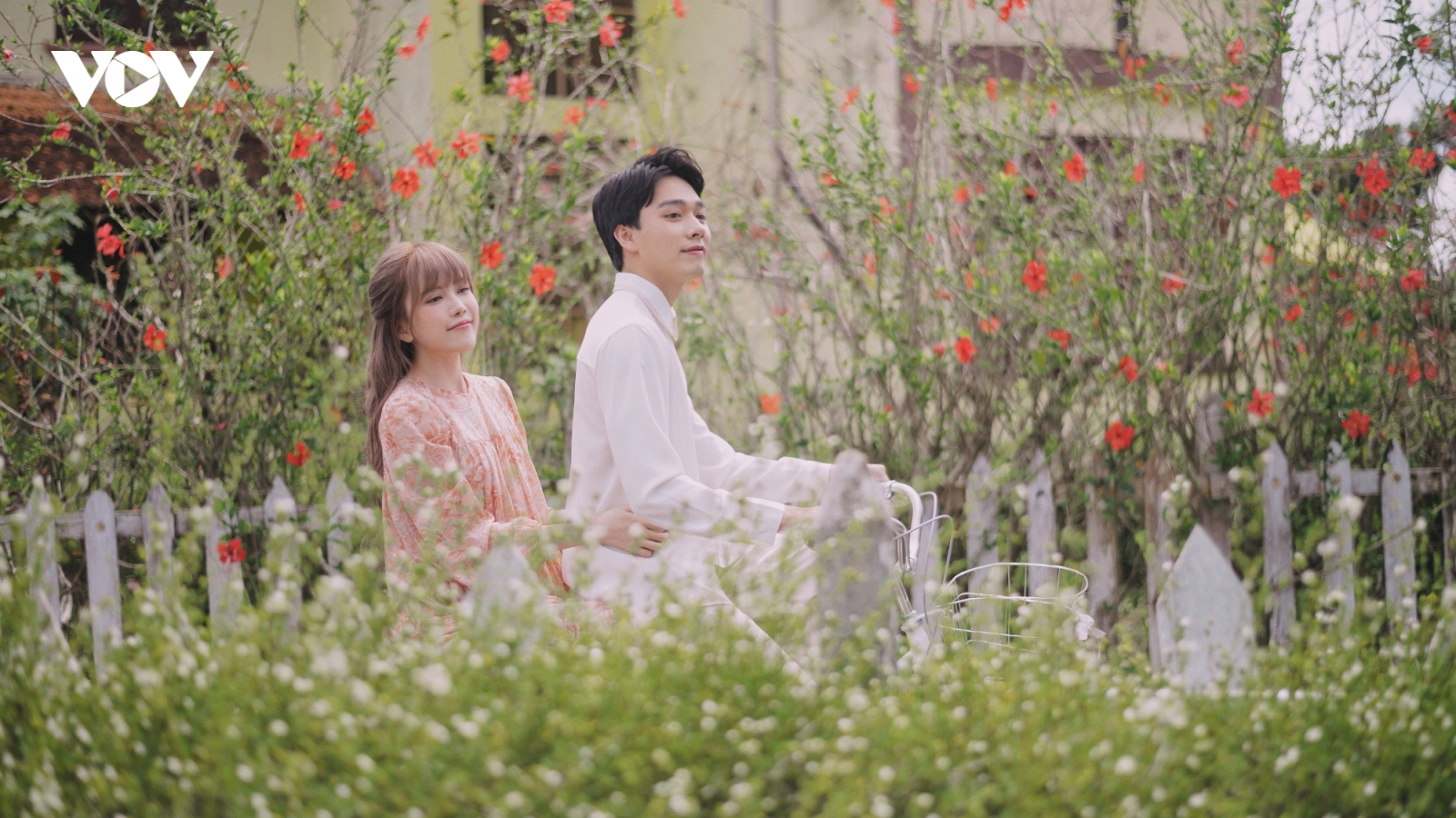 Thiều Bảo Trâm hát nhạc tỏ tình, bám đuôi trai đẹp trong MV "Love Rosie"