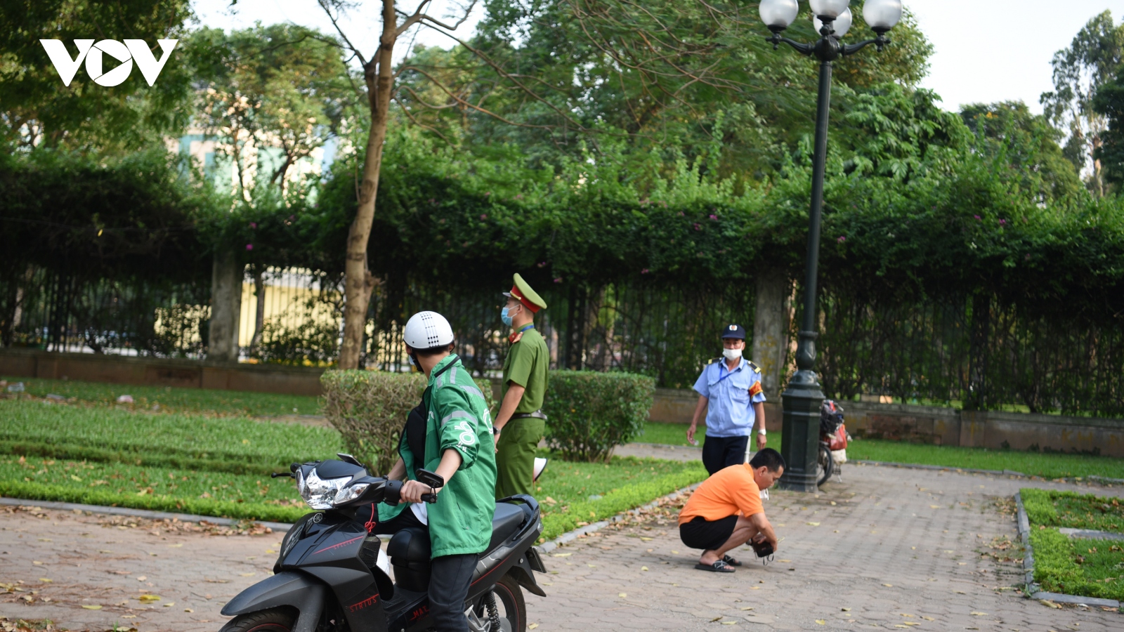 Người dân vẫn thờ ơ dịch bệnh tụ tập đông người, chơi thể thao quanh vườn hoa, công viên