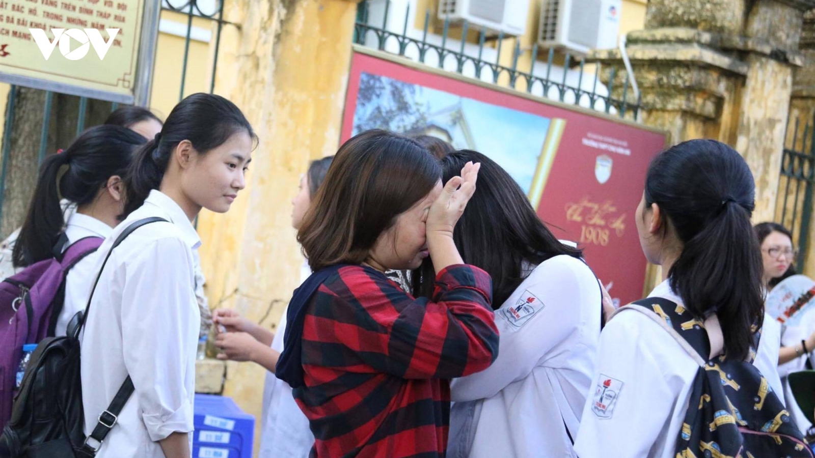 Phụ huynh, học sinh lớp 9 ở Hà Nội đứng ngồi không yên vì dịch Covid-19