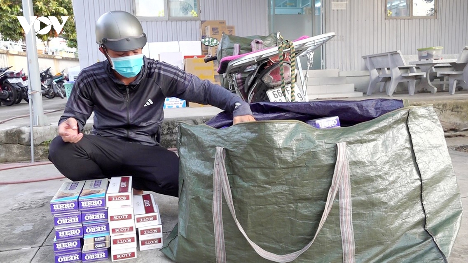 2 đối tượng vận chuyển số lượng lớn thuốc lá lậu