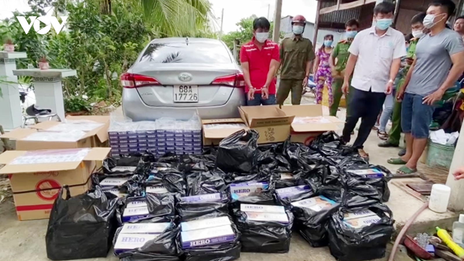 Nhận tiền thuê 300.000 đồng để điều khiển xe chở thuốc lá lậu