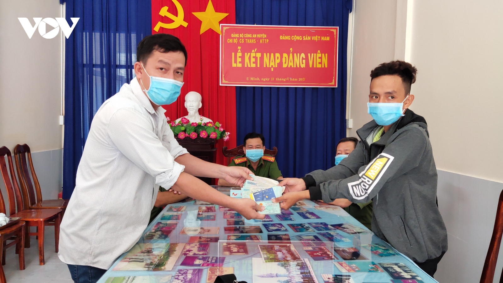 Thượng úy công an nhặt được 16 triệu đồng trả lại người đánh rơi