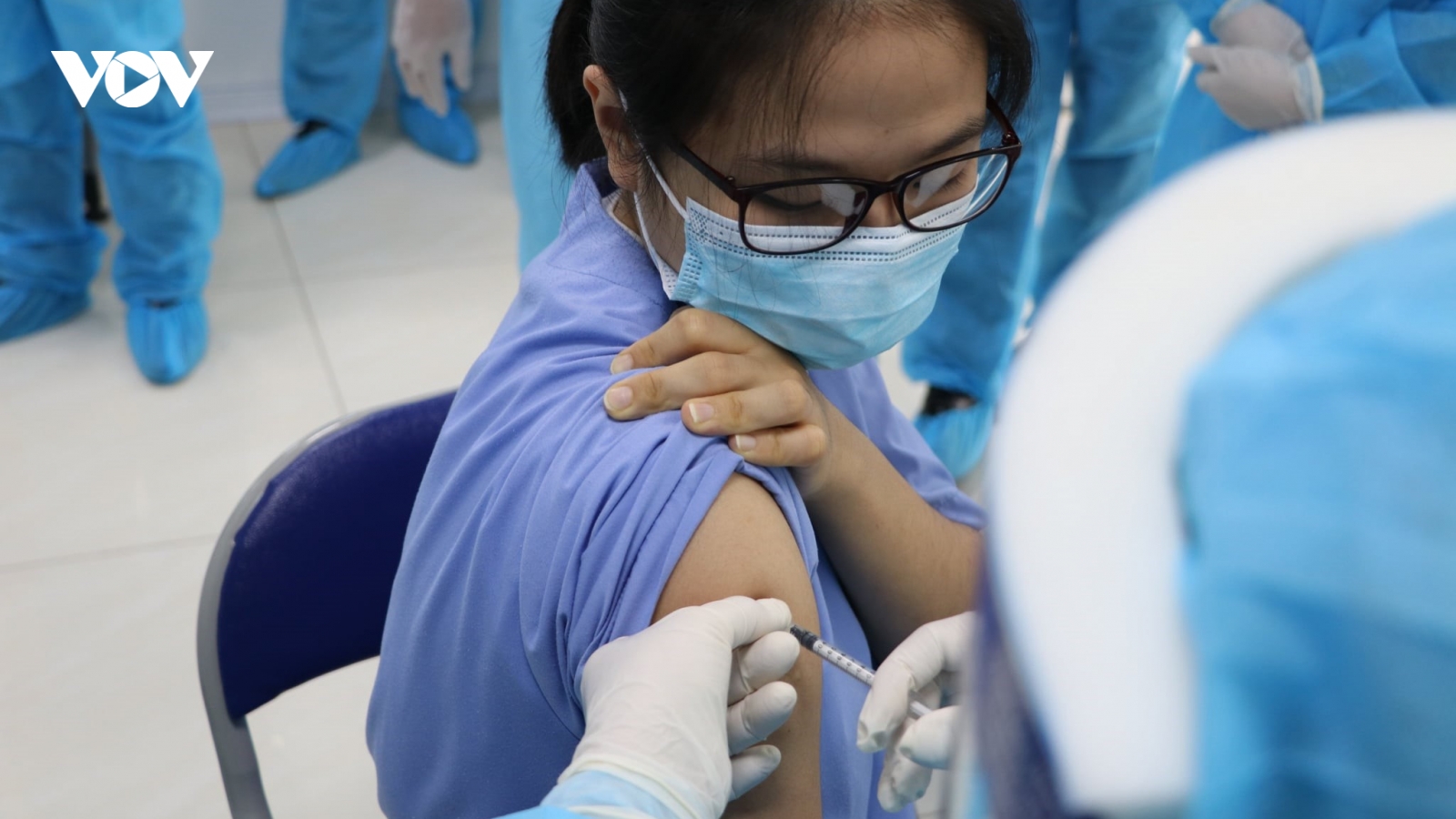 Tiêm đủ 2 liều vaccine rồi ngồi nhà và câu chuyện sinh kế