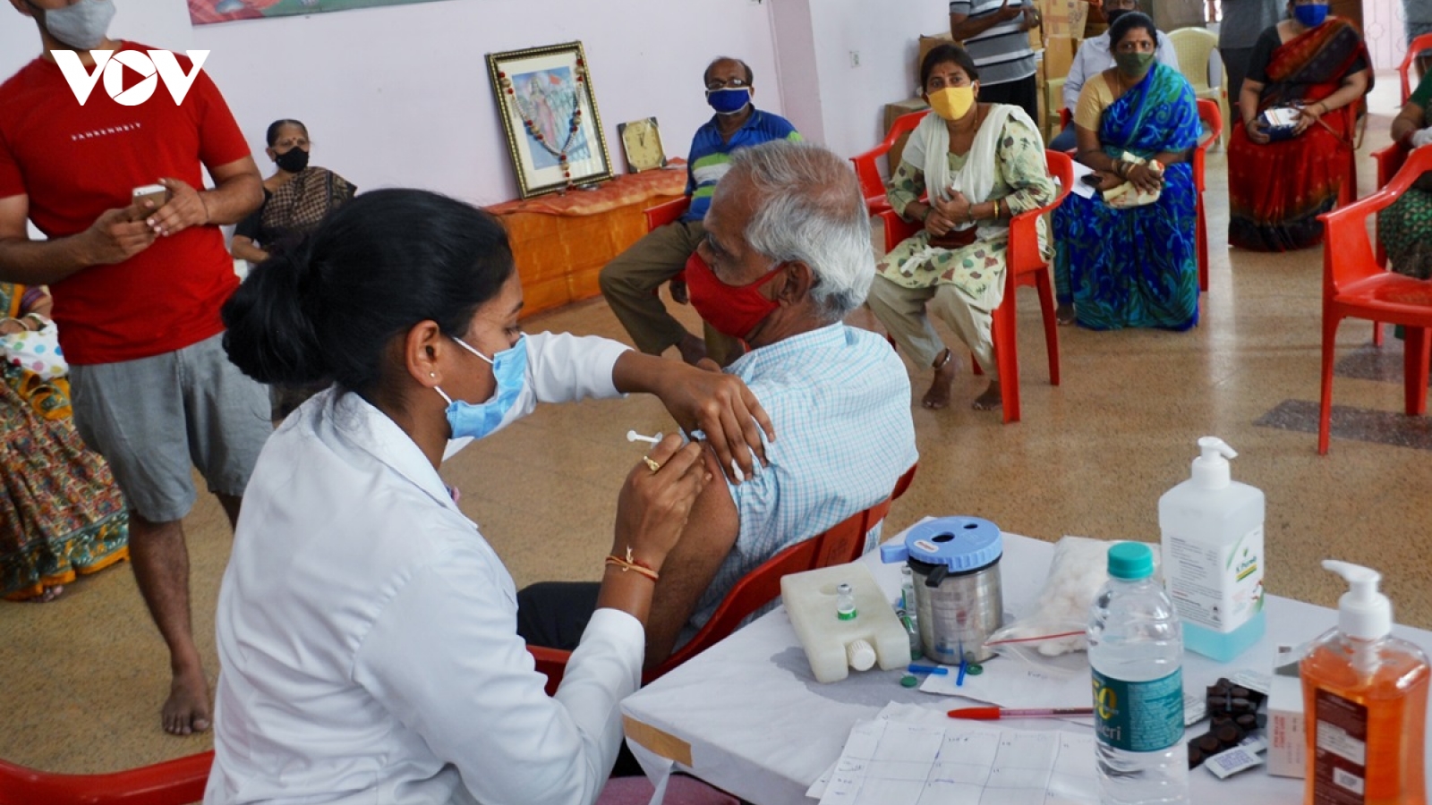Ấn Độ tiêm vaccine cho người trên 18 tuổi khi số ca Covid mới vượt mốc 400.000 người/ngày