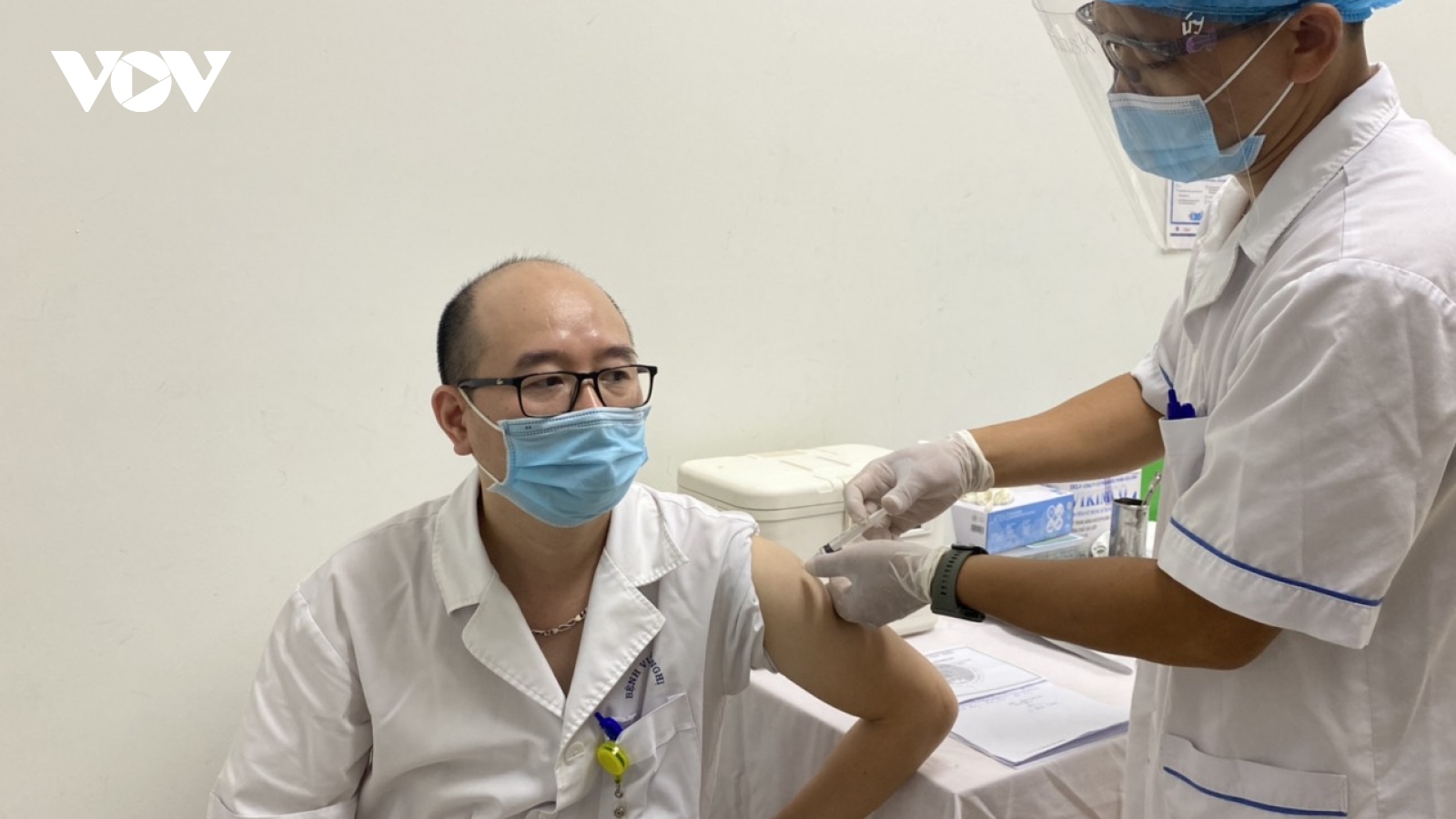 Bệnh viện Hữu nghị Việt Xô tiêm vaccine ngừa COVID-19 cho cán bộ, nhân viên y tế