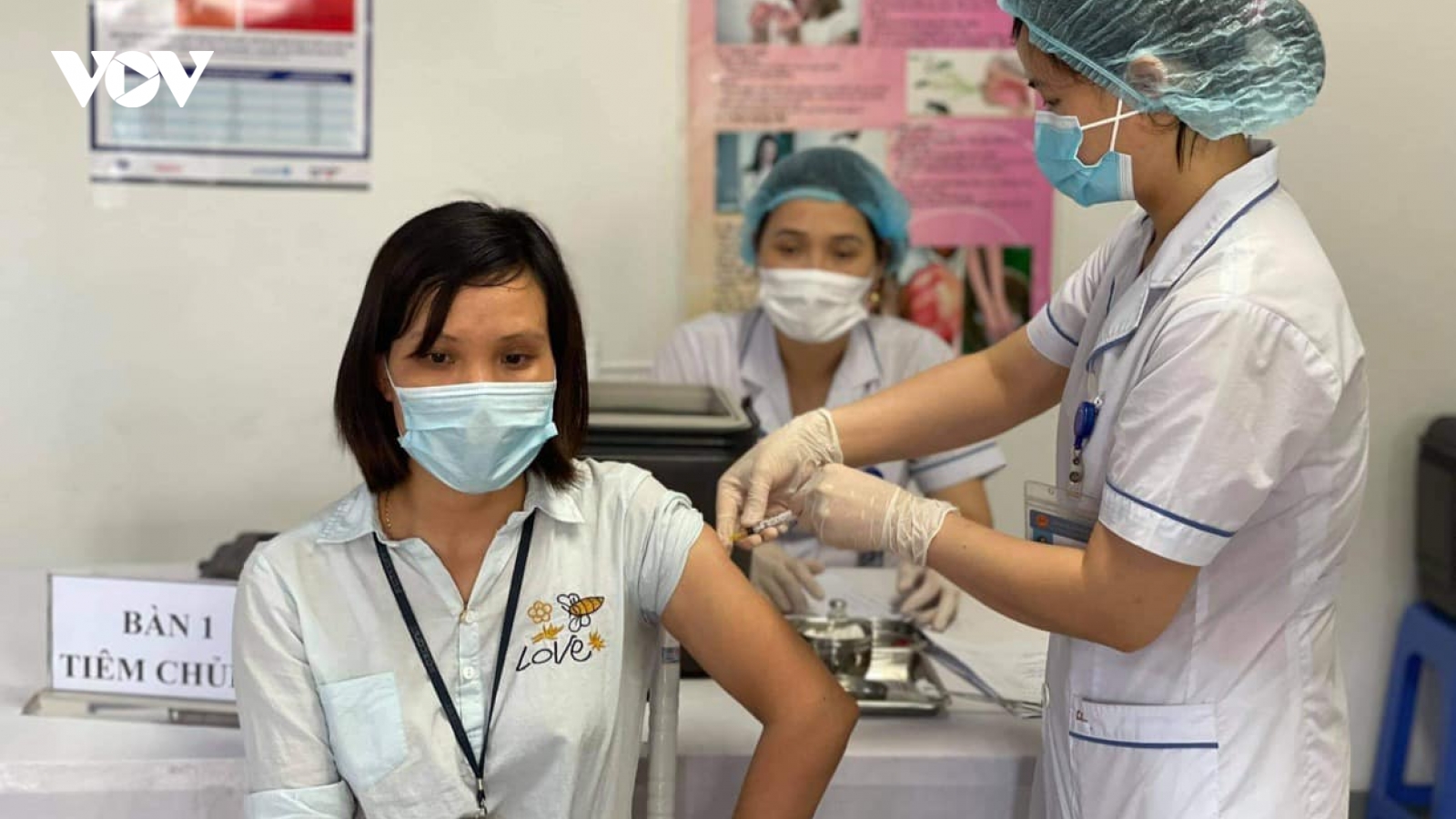 96 công nhân đầu tiên ở KCN Quế Võ, Bắc Ninh được tiêm vaccine phòng COVID-19