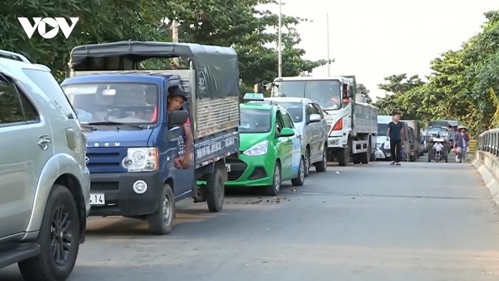 Bến Phà Đình Khao qua sông Cổ Chiên kẹt xe kéo dài do thiếu phà