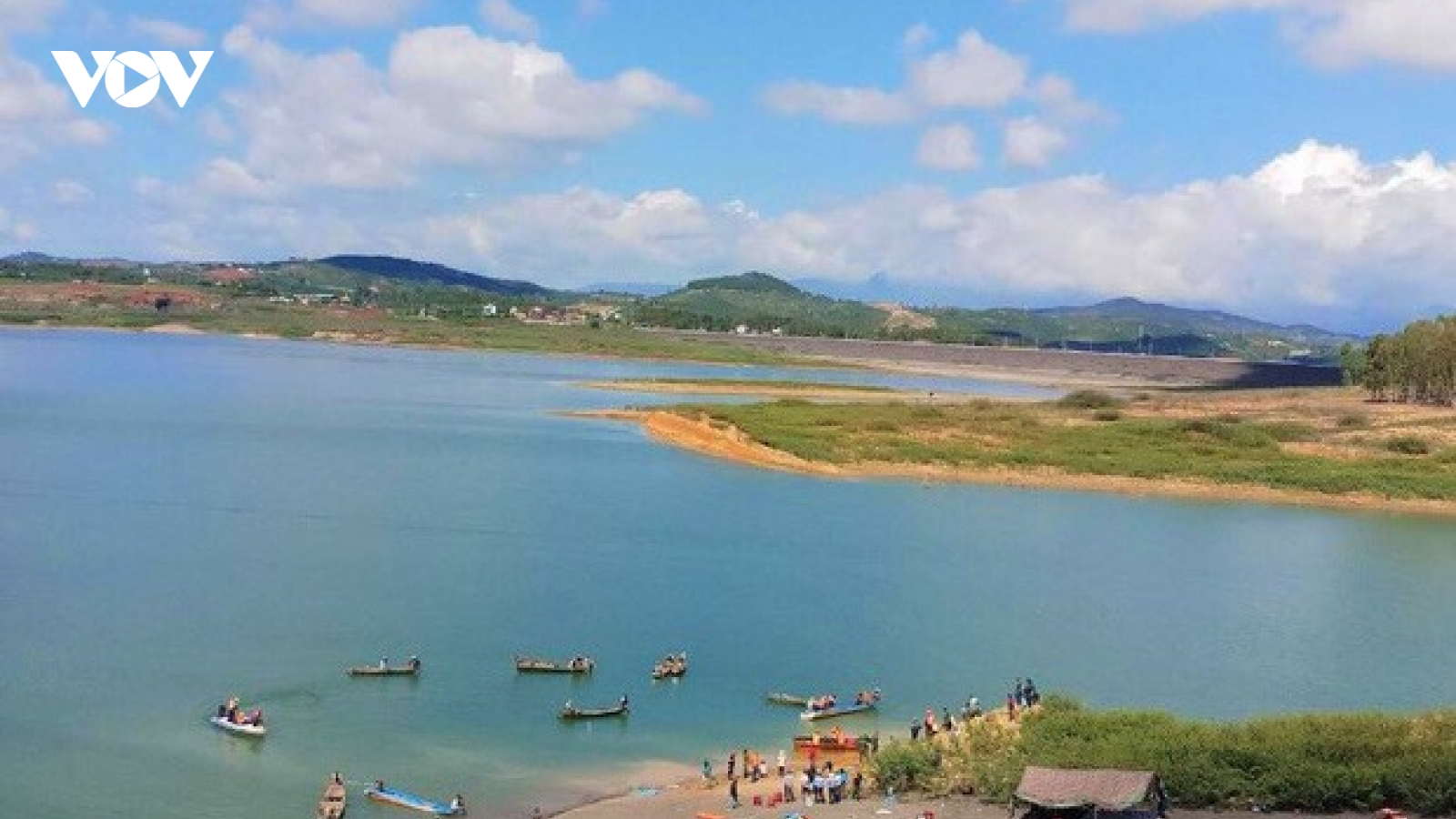 Chìm tàu khai thác cát khiến một người mất tích trên hồ thủy điện Đại Ninh