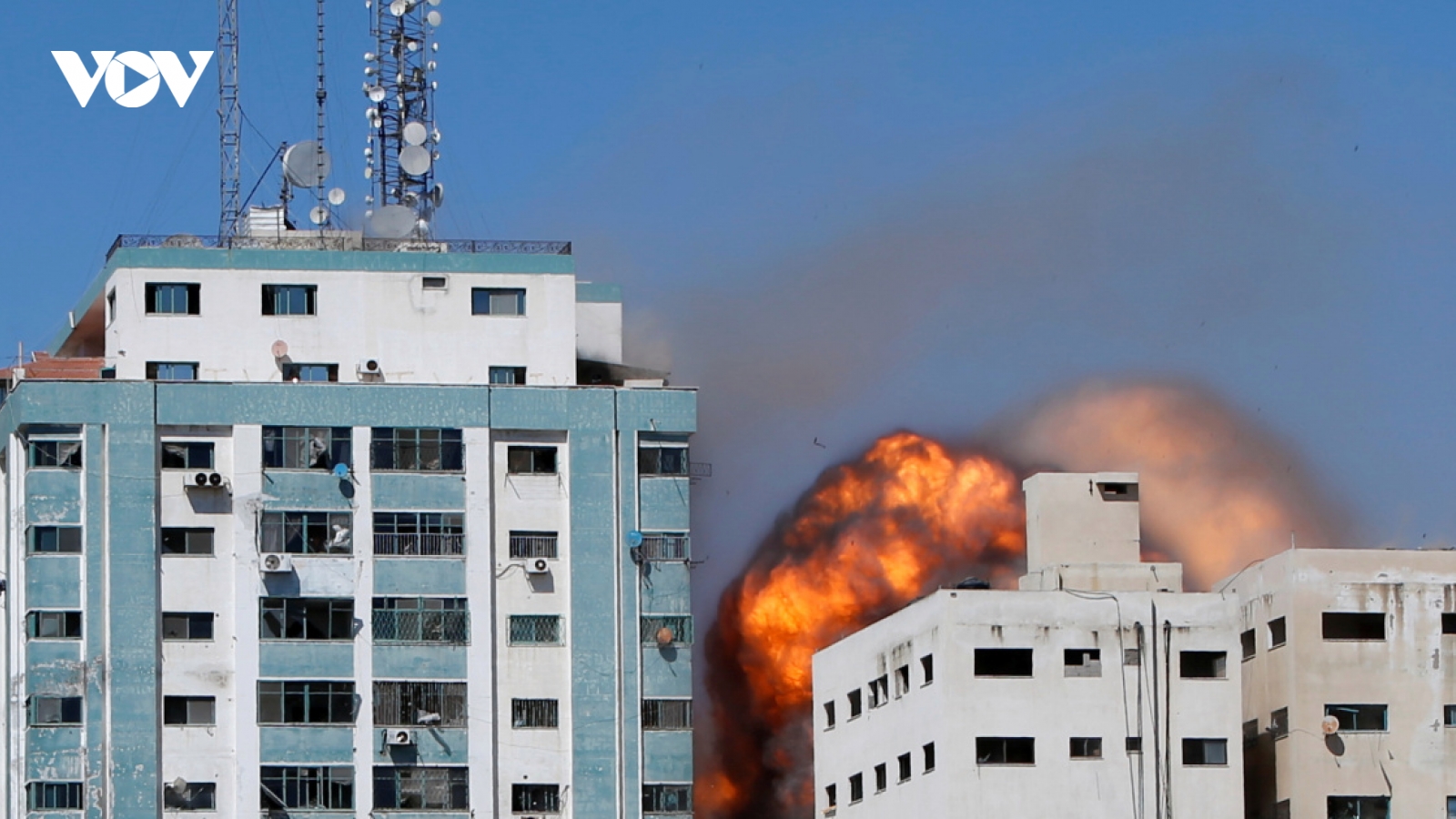 Tòa nhà văn phòng của các hãng truyền thông ở Dải Gaza trúng tên lửa của Israel
