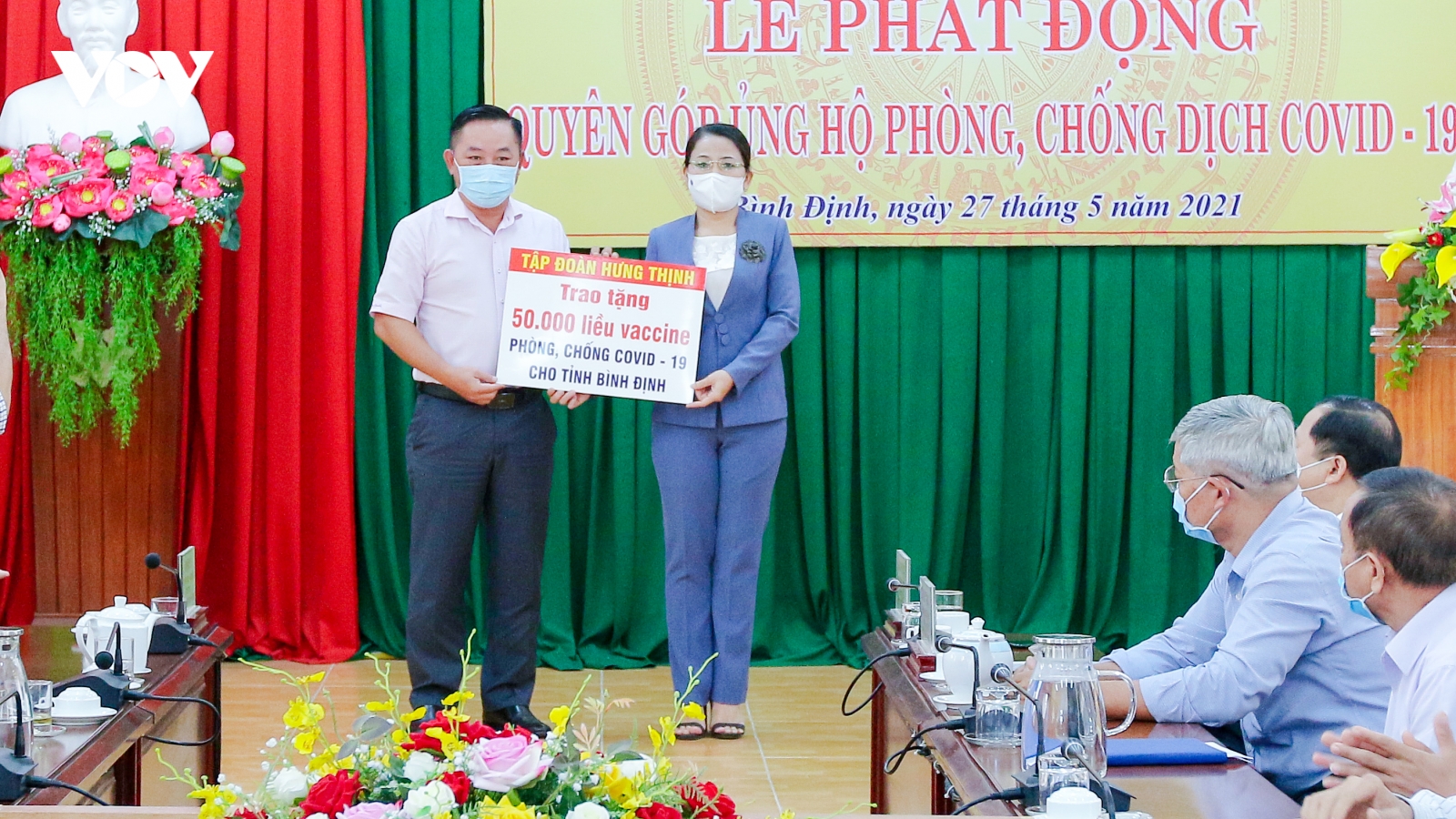 Tập đoàn Hưng Thịnh trao tặng cho tỉnh Bình Định 50.000 liều vaccine COVID-19