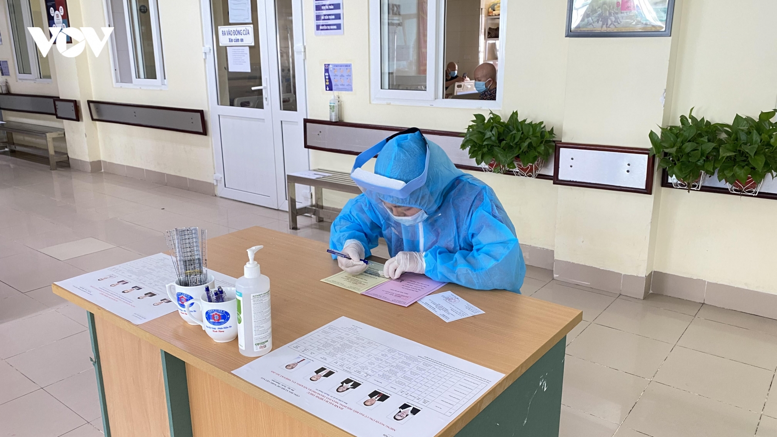 Hơn 2.200 cử tri bỏ phiếu tại 3 cơ sở của Bệnh viện K