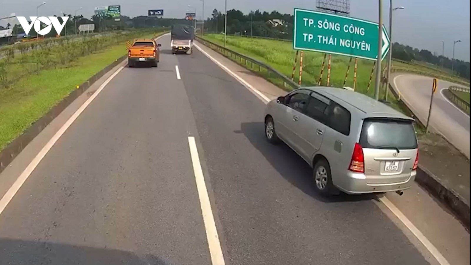 Lại xuất hiện "quái xế" lùi xe Innova trên cao tốc Hà Nội - Thái Nguyên