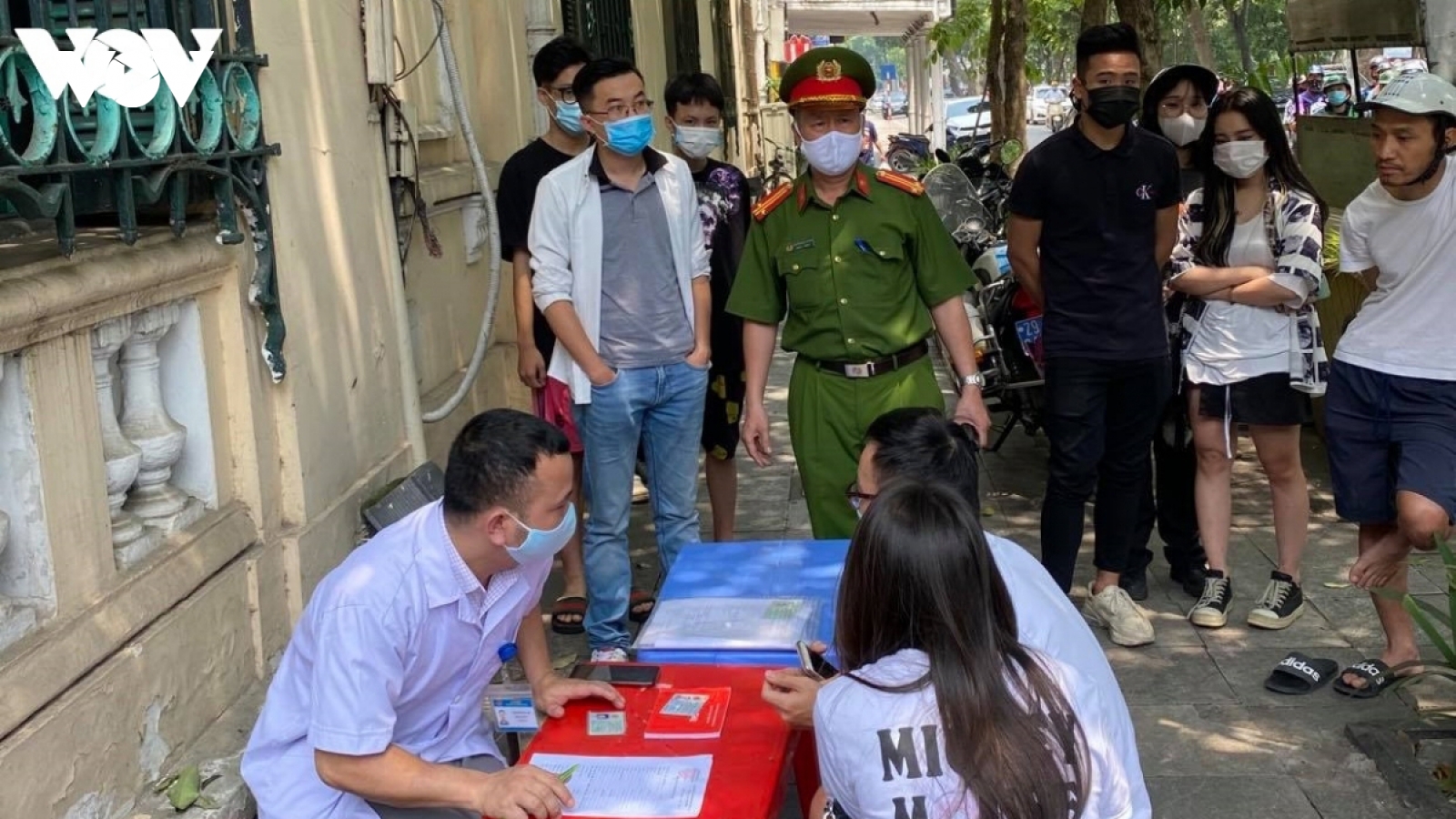 Công an Hà Nội xử phạt 220 người không đeo khẩu trang nơi công cộng