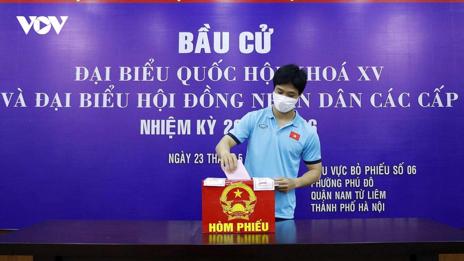 Các cầu thủ ĐT Việt Nam và U22 Việt Nam hào hứng đi bầu cử