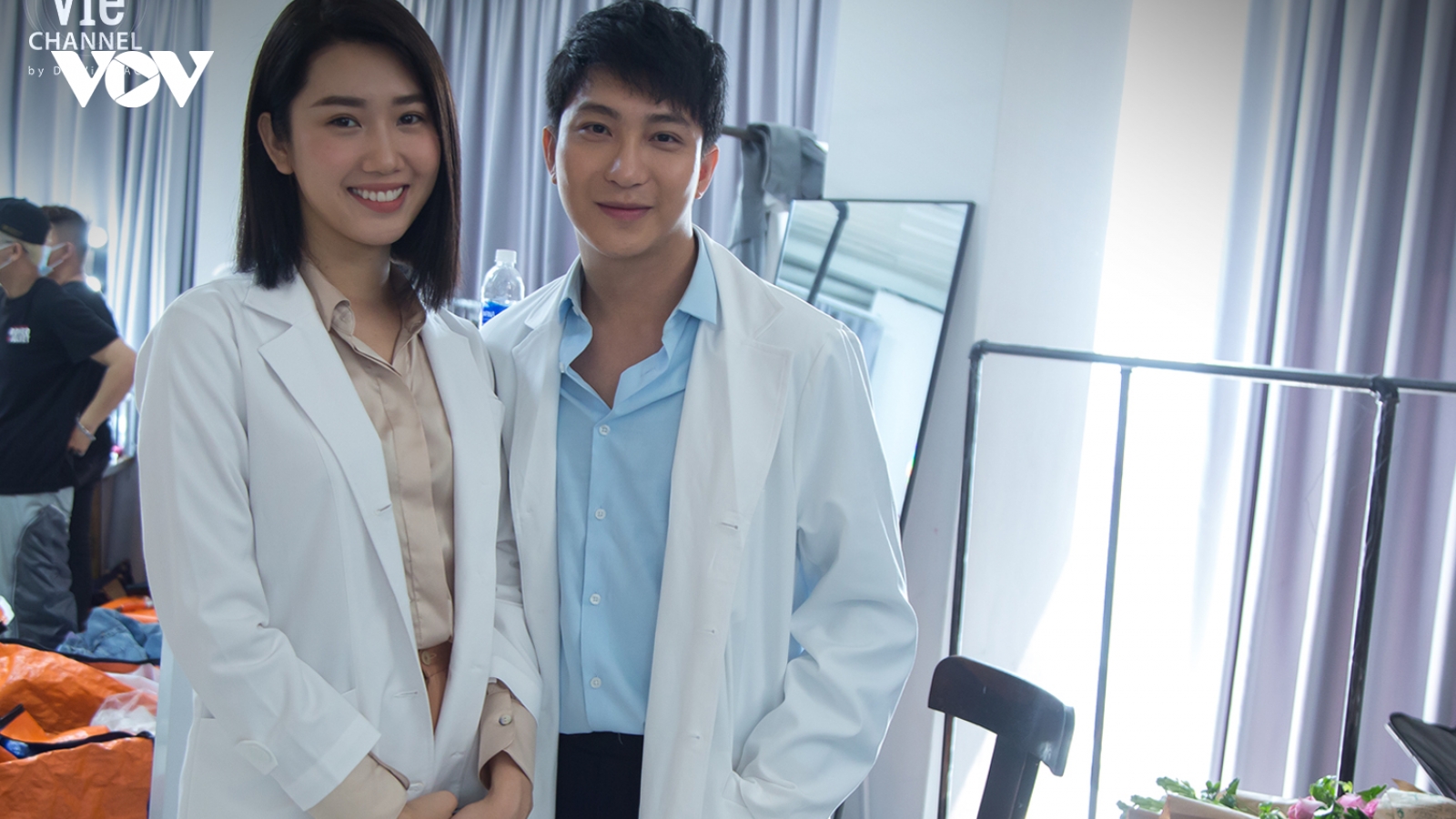Hậu trường "Cây táo nở hoa": Thúy Ngân khoác tay B Trần đắm đuối