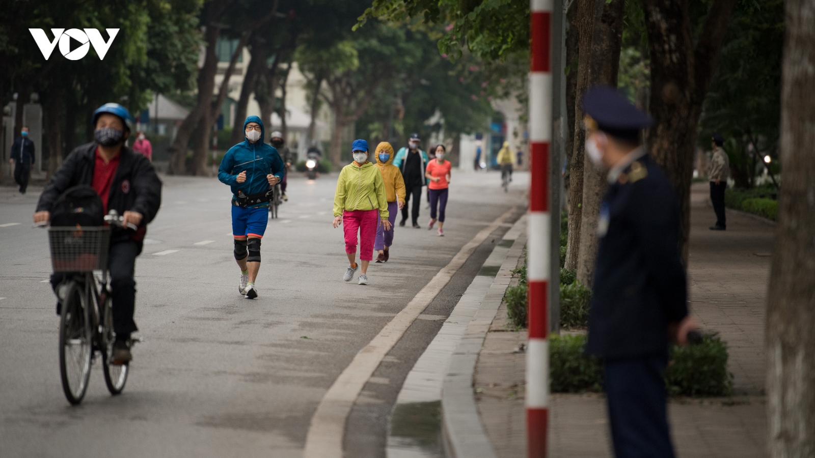 Người dân Hà Nội tạm dừng tập thể dục tại khu vực công cộng, vườn hoa, công viên