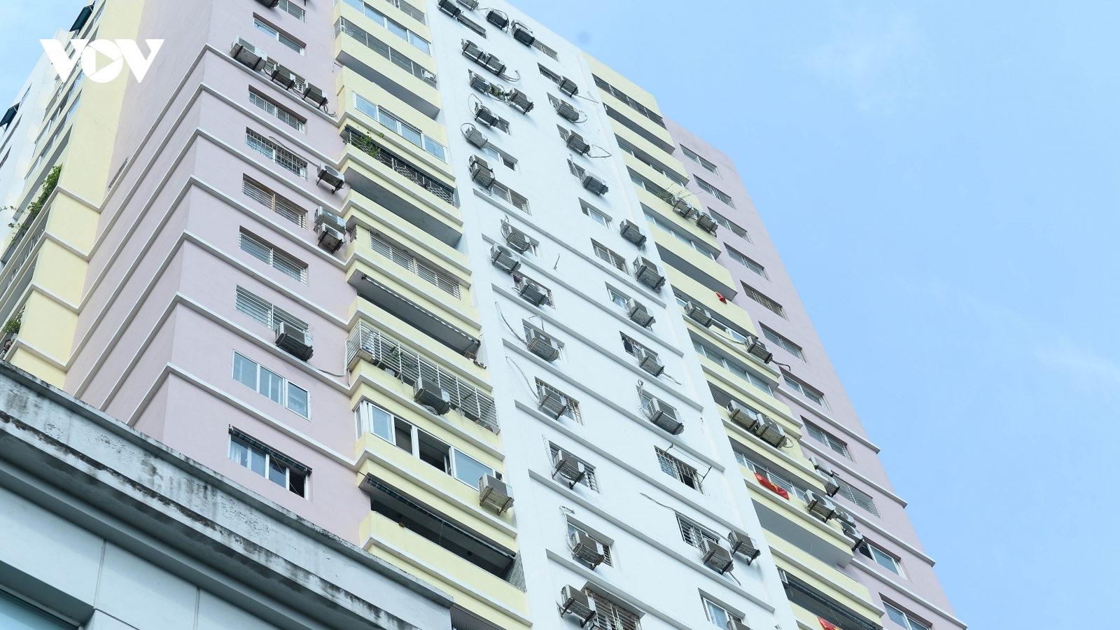Ảnh: Nguy cơ mất an toàn từ dàn cục nóng điều hòa trên các tòa nhà cao tầng ở Hà Nội