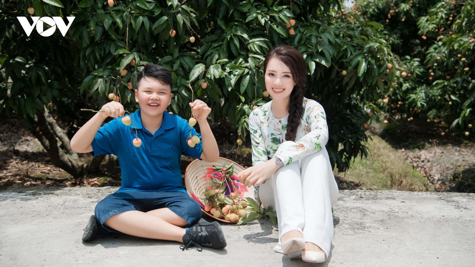 Á hậu Thuỵ Vân đưa con trai đi trải nghiệm vườn vải Thanh Hà