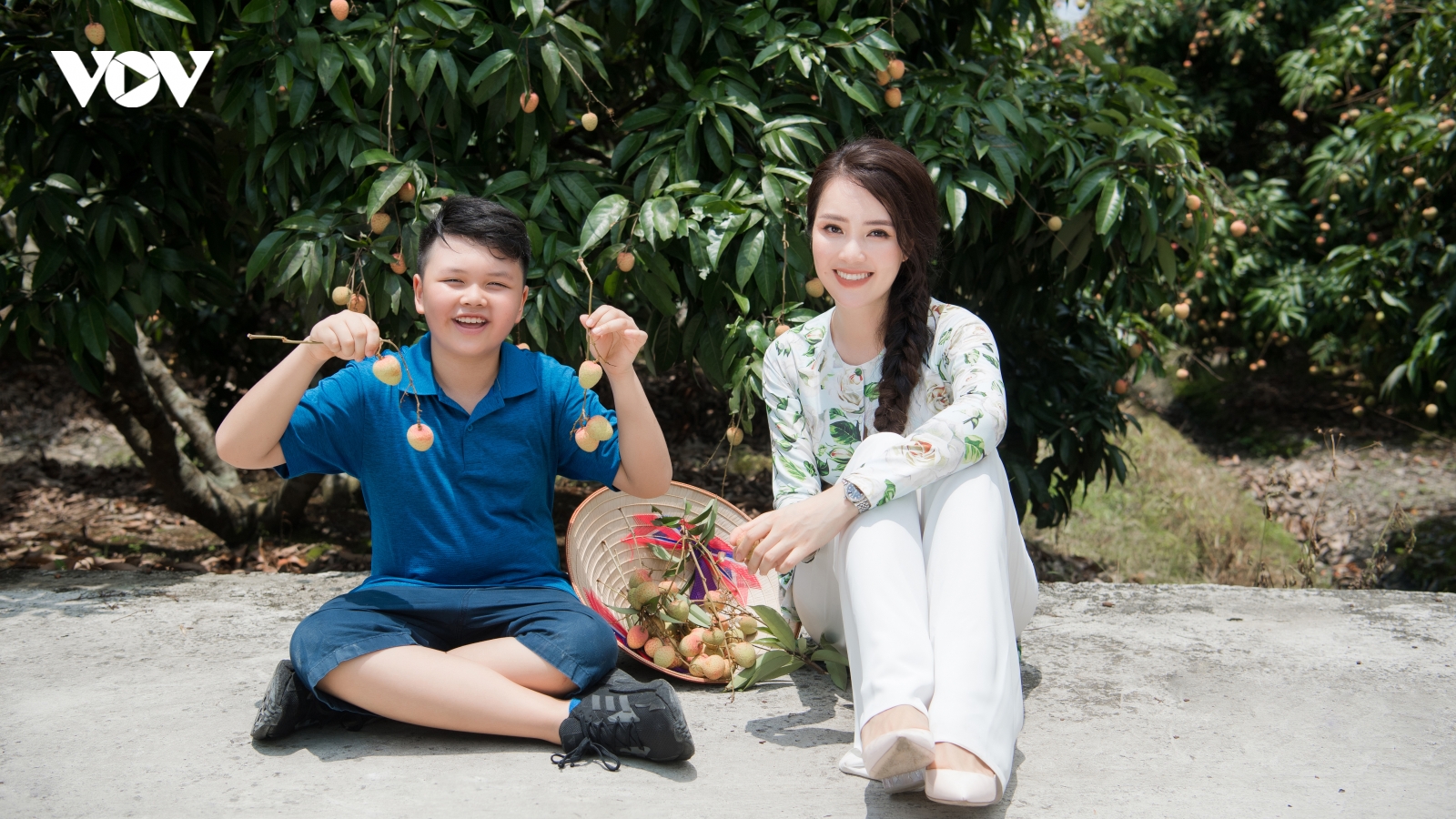 Á hậu Thuỵ Vân đưa con trai đi trải nghiệm vườn vải Thanh Hà