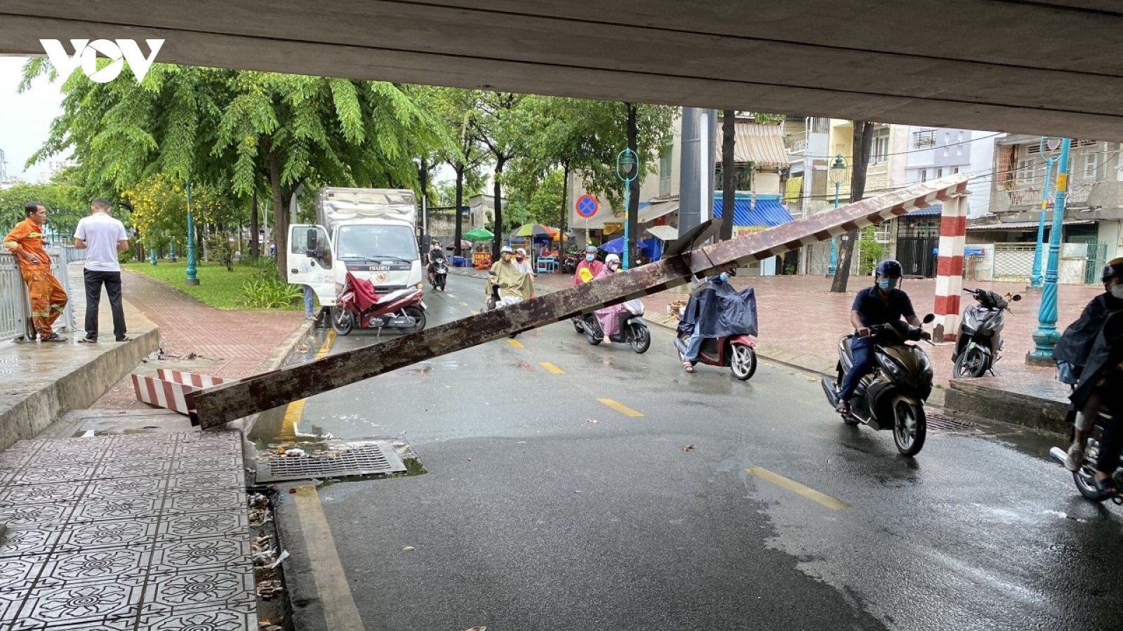Xe tải đâm sập khung sắt gầm cầu bông, nhiều người may mắn thoát nạn