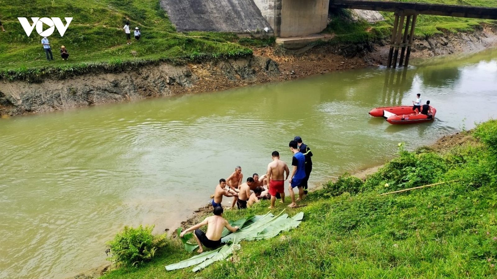 Thêm một thi thể nam sinh được tìm thấy trên sông Đào