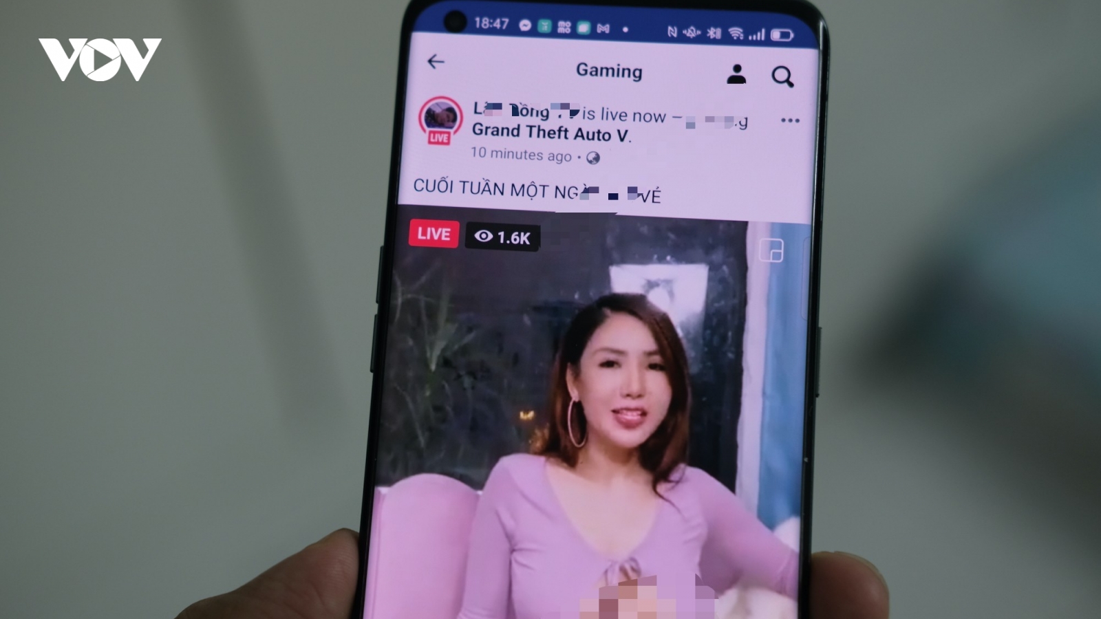 Qua mặt Facebook đăng video hở hang để bán hàng online