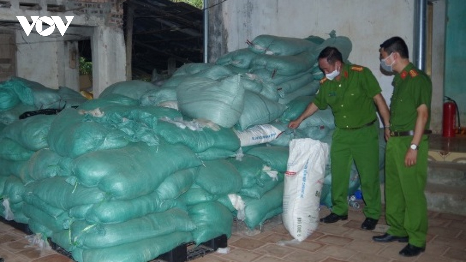 Thái Nguyên thu giữ hơn 13 tấn rác thải là găng tay y tế đã qua sử dụng
