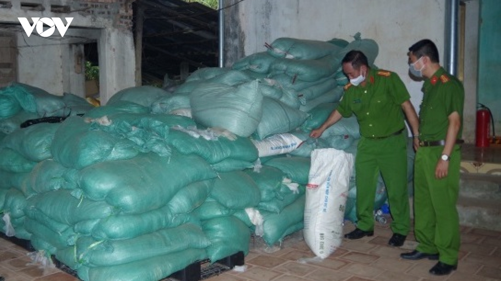 Thái Nguyên thu giữ hơn 13 tấn rác thải là găng tay y tế đã qua sử dụng