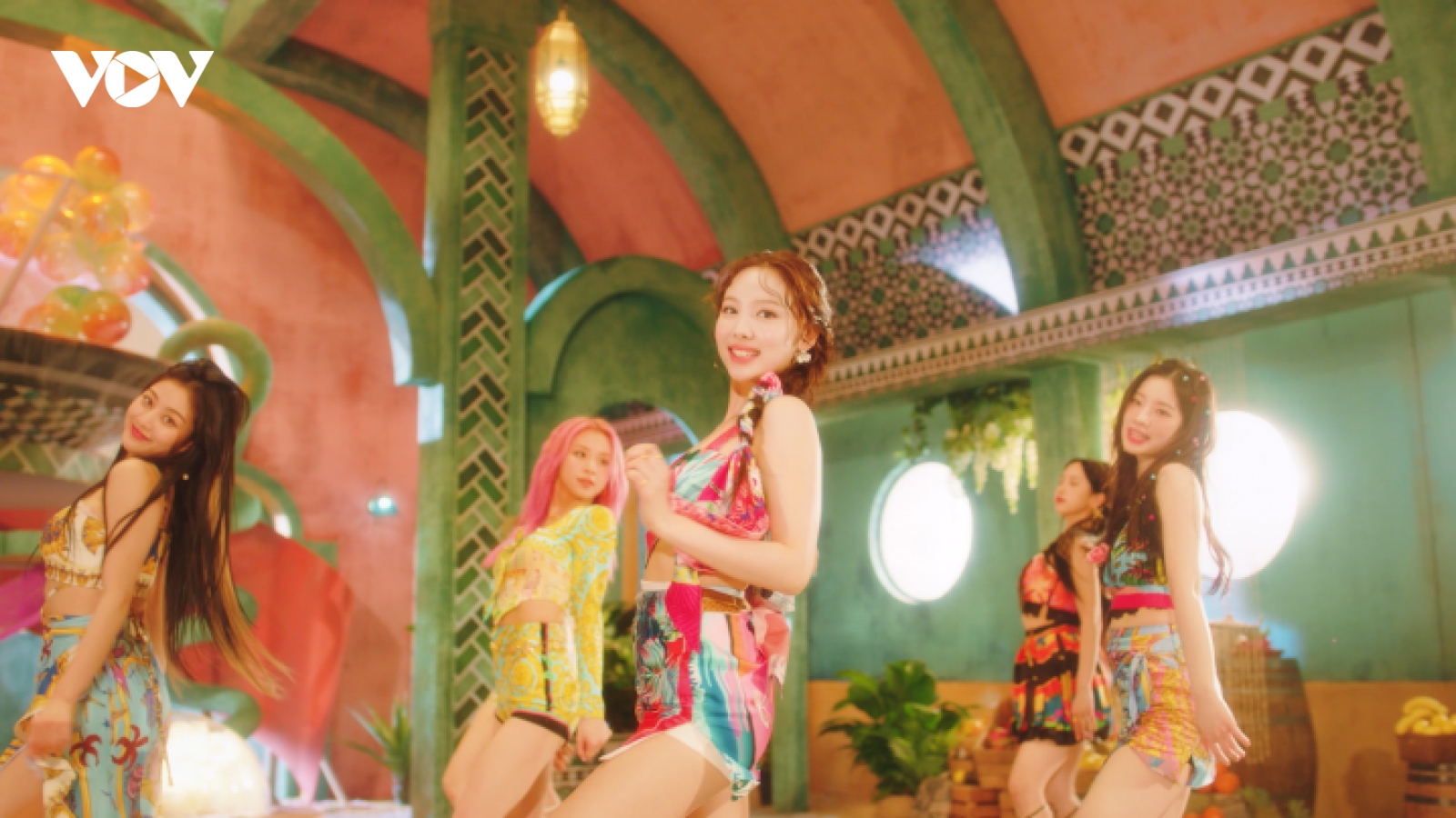Twice "nhá hàng" 10 giây gây nghiện trong MV tràn ngập màu sắc mùa hè "Alcohol-free"
