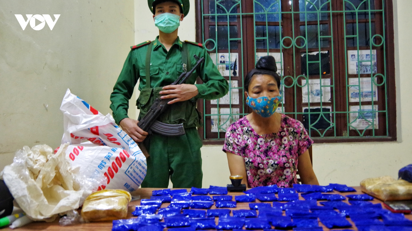 Bắt quả tang nữ quái mua bán trái phép 12.000 viên ma tuý tổng hợp ở Điện Biên