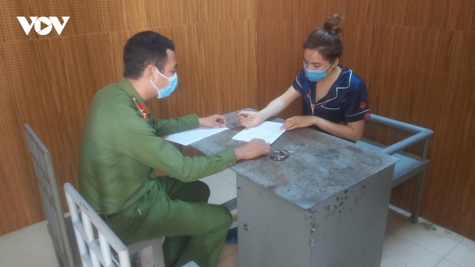 Giả danh cô giáo, lừa đảo hàng loạt cửa hàng sữa tại Hà Nội