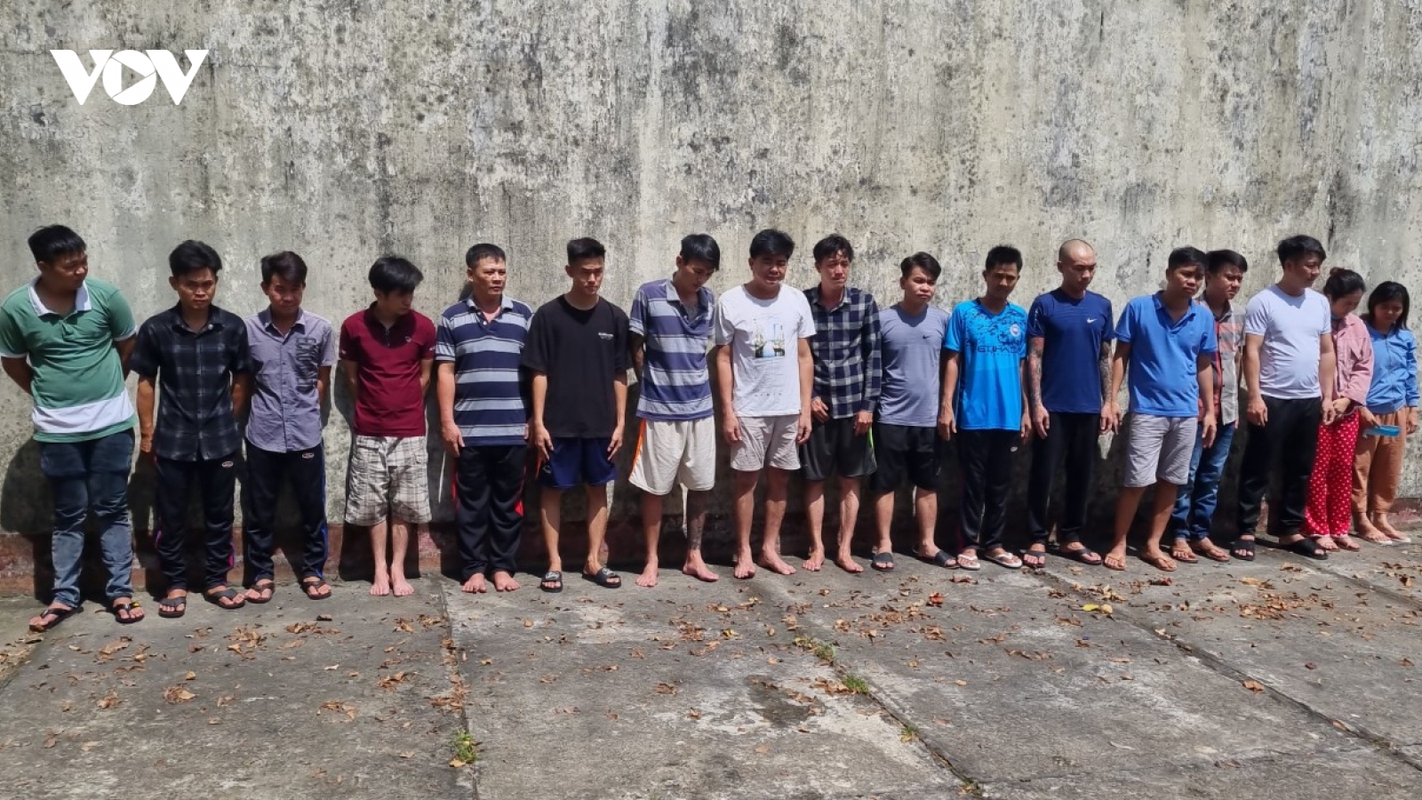 Bất chấp dịch bệnh, hơn 30 người tụ tập lắc tài xỉu ăn tiền