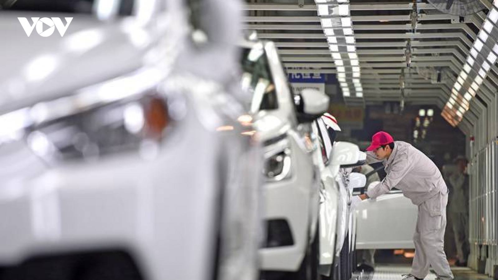 Showroom xe hơi Trung Quốc trống trơn do khan hiếm chip