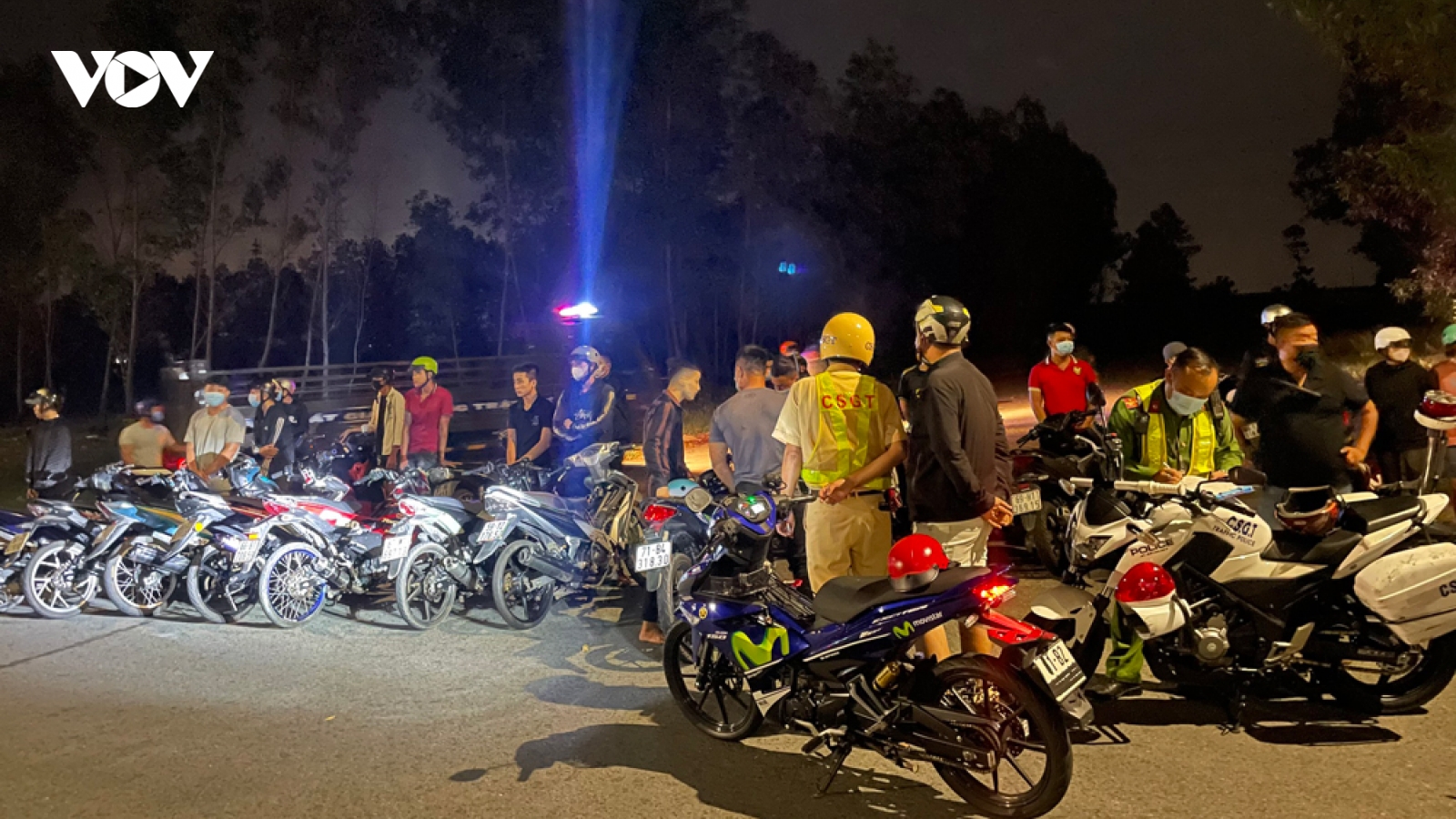 Bắt nhóm “quái xế” tụ tập đua xe ở Bình Dương bất chấp dịch bệnh