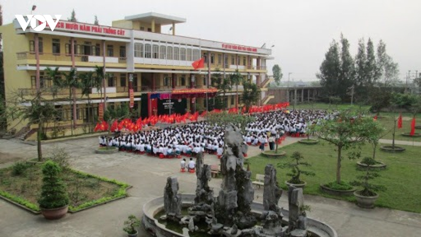 Nam sinh đặt camera quay lén 2 cô giáo trong nhà vệ sinh để tống tiền